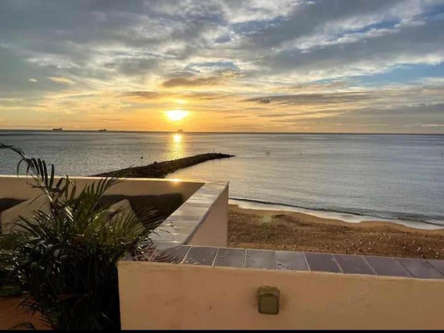 Beach Front Apartment Гибралтар Екстериор снимка